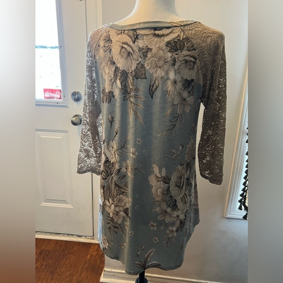 Floral top with stretchy lace sleeves - Picture 2 of 3